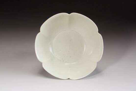 A FLOWER SHAPE BOWL DING YAO FIVE DYNASTY (907-979) - photo 3