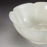 A FLOWER SHAPE BOWL DING YAO FIVE DYNASTY (907-979) - photo 4