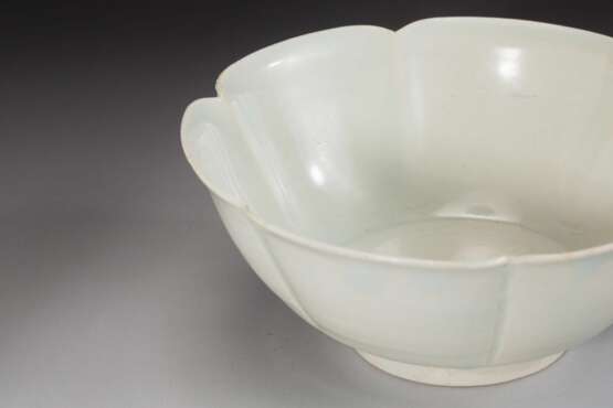 A FLOWER SHAPE BOWL DING YAO FIVE DYNASTY (907-979) - photo 4