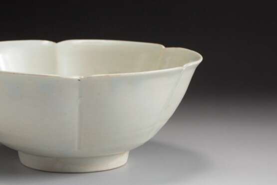 A FLOWER SHAPE BOWL DING YAO FIVE DYNASTY (907-979) - photo 6