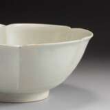 A FLOWER SHAPE BOWL DING YAO FIVE DYNASTY (907-979) - photo 6