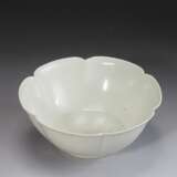 A FLOWER SHAPE BOWL DING YAO FIVE DYNASTY (907-979) - photo 7