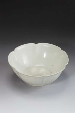 A FLOWER SHAPE BOWL DING YAO FIVE DYNASTY (907-979) - photo 7