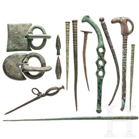 Sieben Bronzenadeln und weitere Kleinobjekte aus Metall, vorgeschichtlich bis römisch - Foto 1