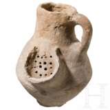 Seltenes Keramikgefäß mit Siebausguss, östlicher Mittelmeerraum, 1. Jahrtausend vor Christus - фото 1