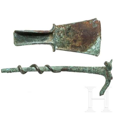 Bronzebeil und Dreifuß-Fragment, italisch, 9. - 5. Jahrhundert vor Christus - Foto 2