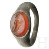 Silberner Ring mit Gemme, römisch, 2. - 3. Jahrhundert - фото 1