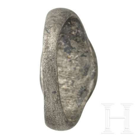 Silberner Ring mit Gemme, römisch, 2. - 3. Jahrhundert - photo 3