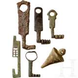 Vier Schlüssel, ein Schubriegel und ein Senklot, römisch, 1. - 3. Jahrhundert - Foto 1