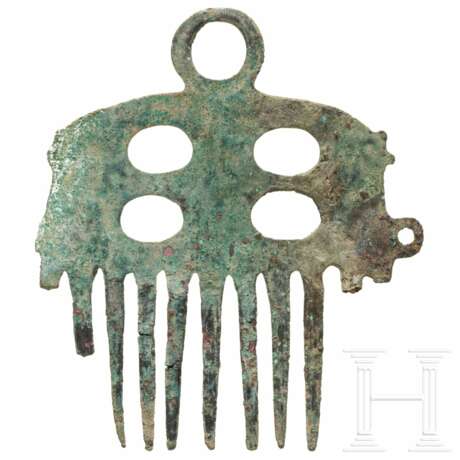 Große Gewandnadel und Kamm, Bronze, Mitteleuropa, Späte Bronzezeit, um 1000 vor Christus - фото 3