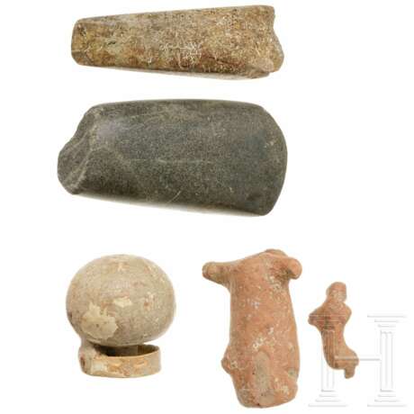 Zwei Steinbeile und drei antike Keramikobjekte - фото 2