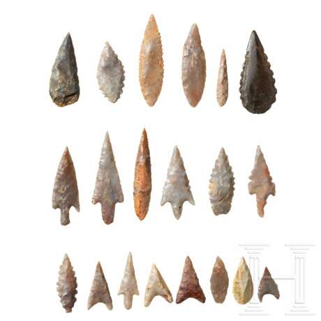 20 Flintpfeilspitzen und eine Kette mit Steinperlen, Sahara, neolithisch, ca. 5000 – 3000 vor Christus - photo 2