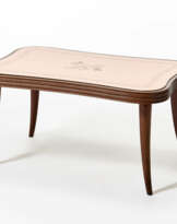 Living room table with four-lobed top, double creasing perimeter band, supported by four turned legs curved outwards