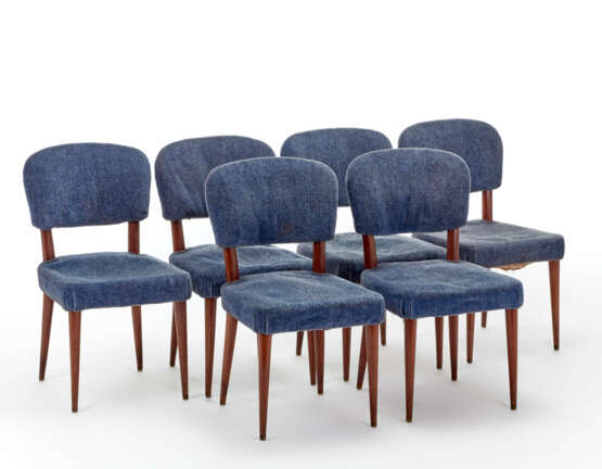 Group of six chairs with solid wood structure, brass feet, upholstered seat and back upholstered in blue wool velvet - фото 1
