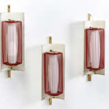 Lot consisting of three wall lamps with brass structure, white painted metal and red painted metal grill, opal glass - Foto 1