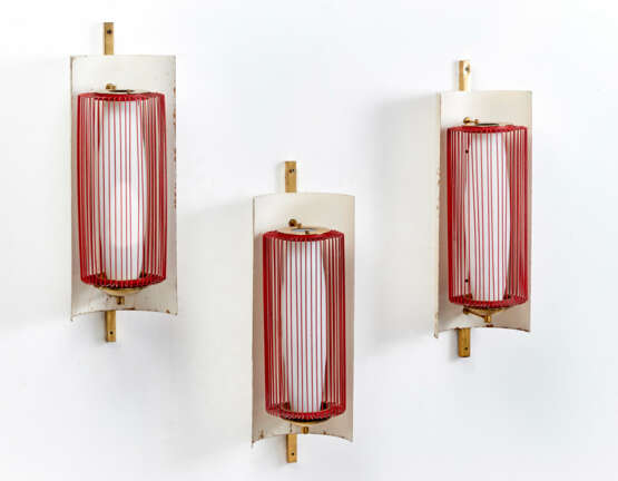 Lot consisting of three wall lamps with brass structure, white painted metal and red painted metal grill, opal glass - Foto 1