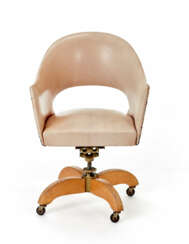 Office swivel armchair with metal and oak wood structure, seat, backrest and armrests covered in white leather