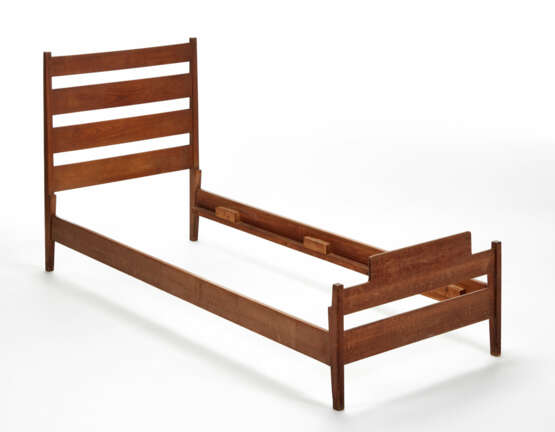Gabriele Mucchi. Single bed with headboard and footboard with horizontal slats, square and rectangular sloping uprights - Foto 1