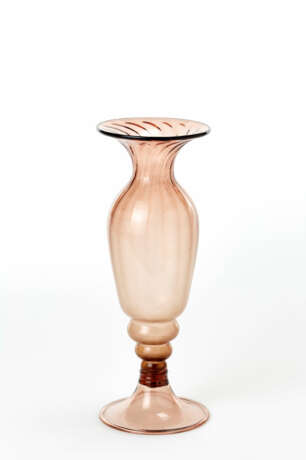 Manifattura di Murano. Baluster vase with body with twisted ribs towards the top, hot applied base - Foto 1