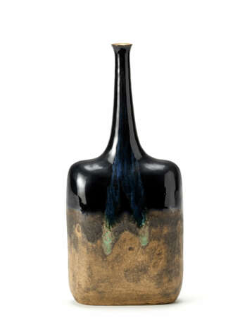 Bruno Gambone. Bottle vase with flattened body and narrow neck - Foto 1