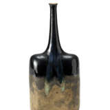 Bruno Gambone. Bottle vase with flattened body and narrow neck - Foto 1