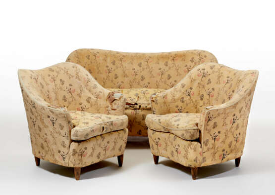 Gio Ponti. Pair of armchairs with two-seater sofa with truncated cone feet - photo 1