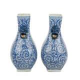 Paar blau-weisse Vasen. CHINA, 20. Jahrhundert. - Foto 2