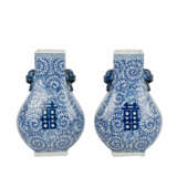 Paar blau-weisse Vasen. CHINA, 20. Jahrhundert. - Foto 3