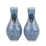 Paar blau-weisse Vasen. CHINA, 20. Jahrhundert. - Foto 4