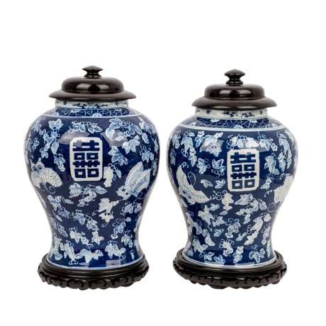 Paar blau-weisse Balustervasen aus Porzellan. CHINA. - photo 2