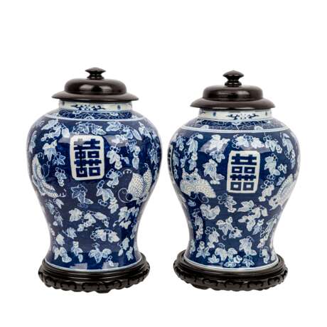 Paar blau-weisse Balustervasen aus Porzellan. CHINA. - photo 4