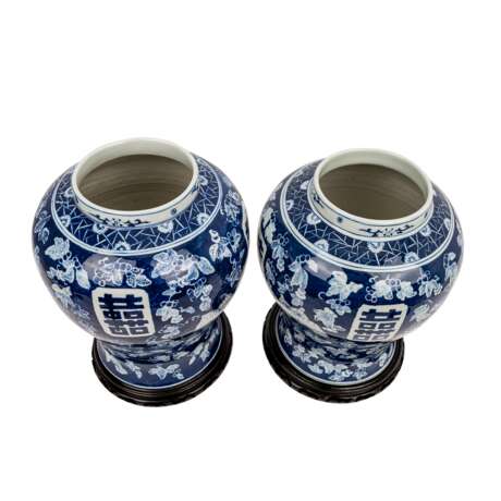 Paar blau-weisse Balustervasen aus Porzellan. CHINA. - Foto 5