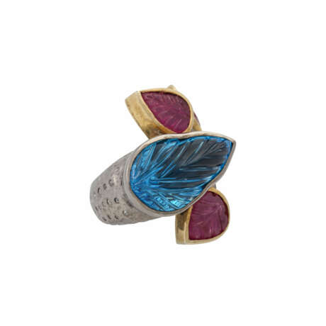 Ring mit Blautopas und Rubinen (beh.) - фото 1