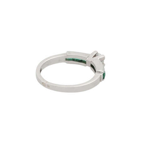 Ring mit Brillant und 6 Smaragdcarrés, - Foto 3