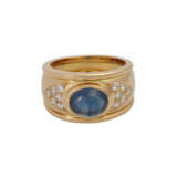 Ring mit ovalem Saphir im Cabochonschliff ca. 2,5 ct, - Foto 2