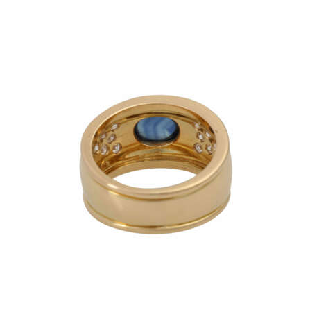 Ring mit ovalem Saphir im Cabochonschliff ca. 2,5 ct, - Foto 4
