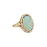 Ring mit ovalem Opal entouriert von Brillanten - photo 1