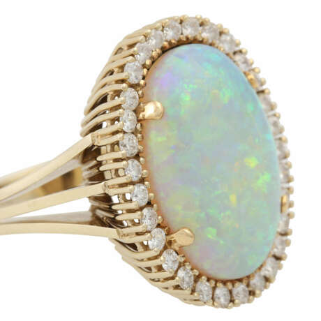 Ring mit ovalem Opal entouriert von Brillanten - фото 6