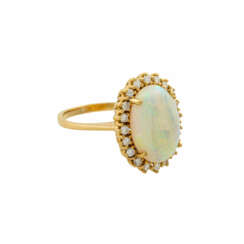 Ring mit Opalcabochon, ca. 2,5 ct und Brillanten