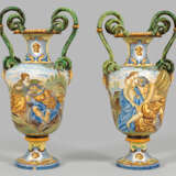 Paar Majolika-Schlangenhenkelvasen im Renaissance-Stil - Foto 1