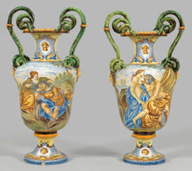 Paar Majolika-Schlangenhenkelvasen im Renaissance-Stil