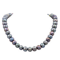 Perlenkette mit handgearbeiteter Schmuckschließe,