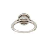 Ring mit zentralem Brillant, ca. 0,90ct, WEISS (H)/P3, - Foto 4