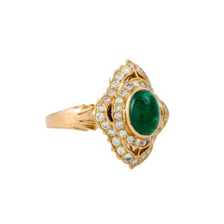 Ring mit Smaragd und Brillanten von zusammen ca. 1,0 ct, - Foto 1