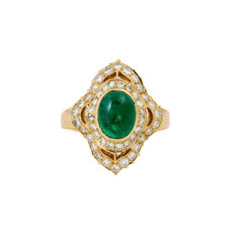 Ring mit Smaragd und Brillanten von zusammen ca. 1,0 ct, - Foto 2