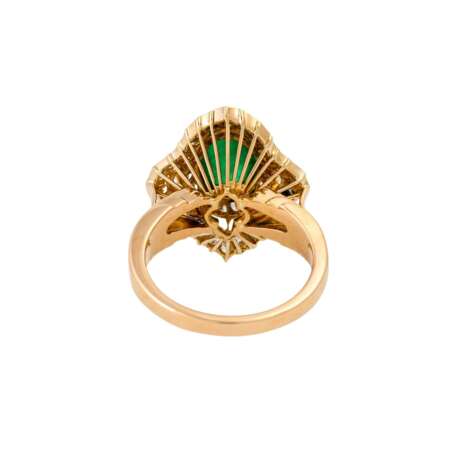 Ring mit Smaragd und Brillanten von zusammen ca. 1,0 ct, - Foto 4
