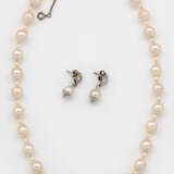 Klassische Perlenkette und ein Paar Ohrringe - Foto 1