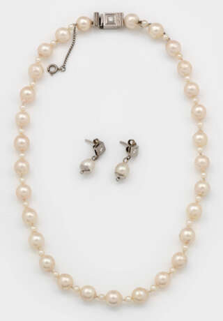 Klassische Perlenkette und ein Paar Ohrringe - фото 1