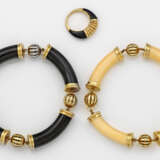 Paar Onyx- und Elfenbein-Armbänder mit Ring - photo 1