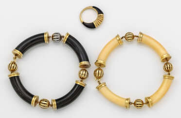 Paar Onyx- und Elfenbein-Armbänder mit Ring